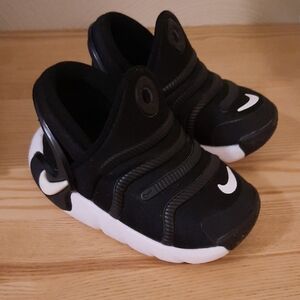 Nike Dynamo Go, Black and White, Size 5c